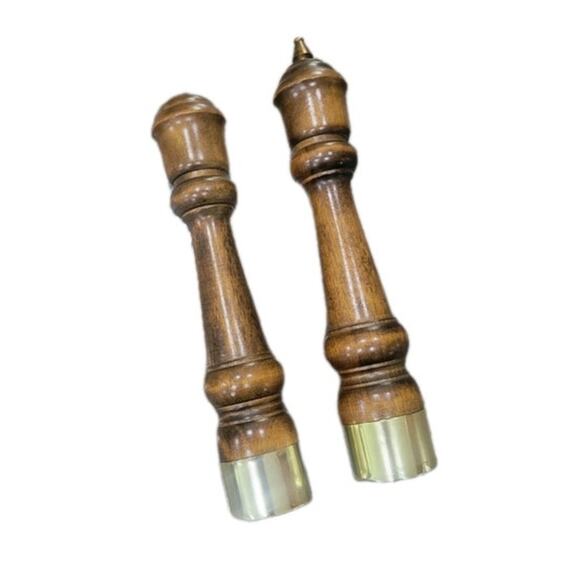Vintage MCM Wooden Salt & Pepper Shakers Brass Accents Mid-Century Kitchenware - Picture 6 of 8